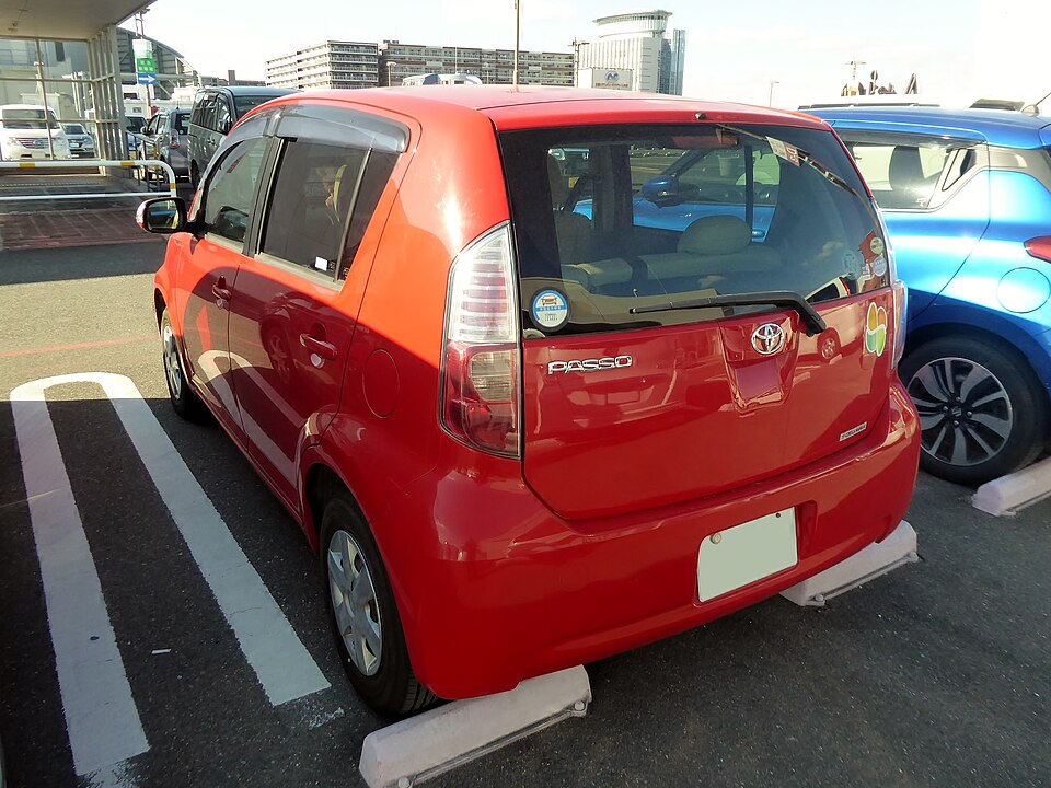 トヨタ パッソ 初代 の後方写真
