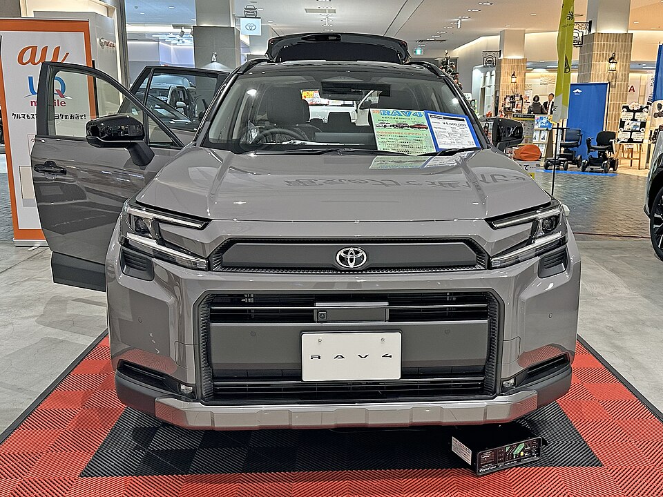 トヨタ RAV4 6代目 アドベンチャー の正面写真
