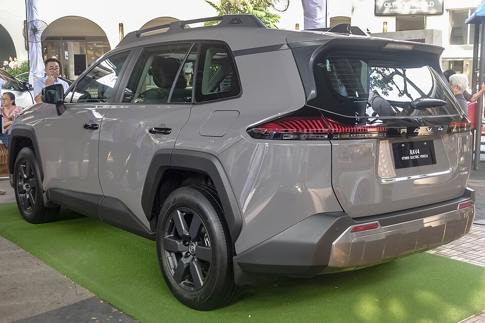 トヨタ RAV4 6代目 アドベンチャー の後方写真