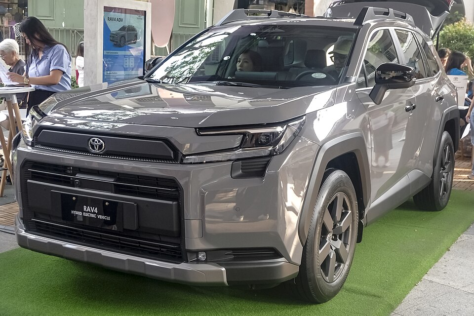 トヨタ RAV4 6代目 アドベンチャー の斜め前写真
