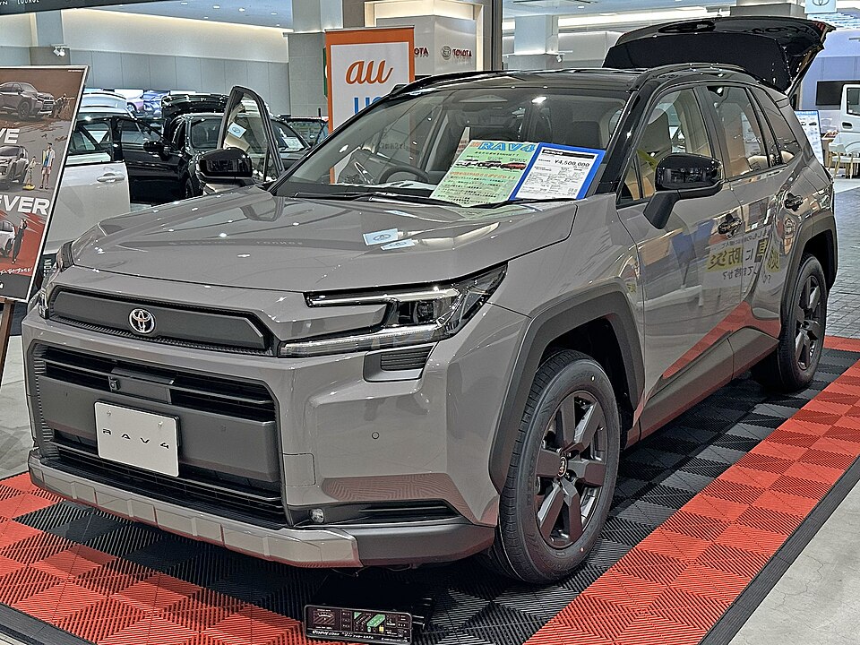 トヨタ RAV4 6代目 アドベンチャー の斜め前写真