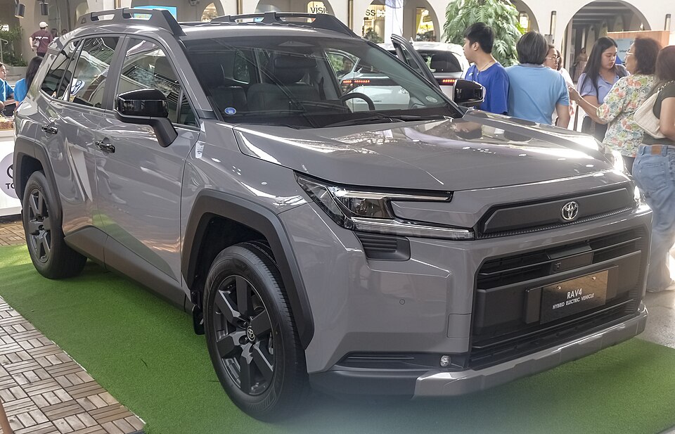 トヨタ RAV4 6代目 アドベンチャー の斜め前写真