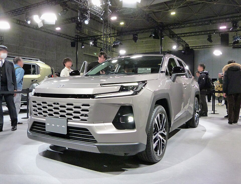 トヨタ RAV4 6代目 の斜め前写真