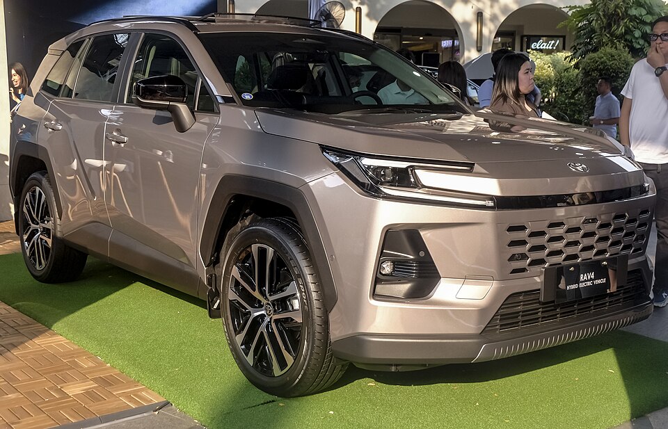 トヨタ RAV4 6代目 の斜め前写真
