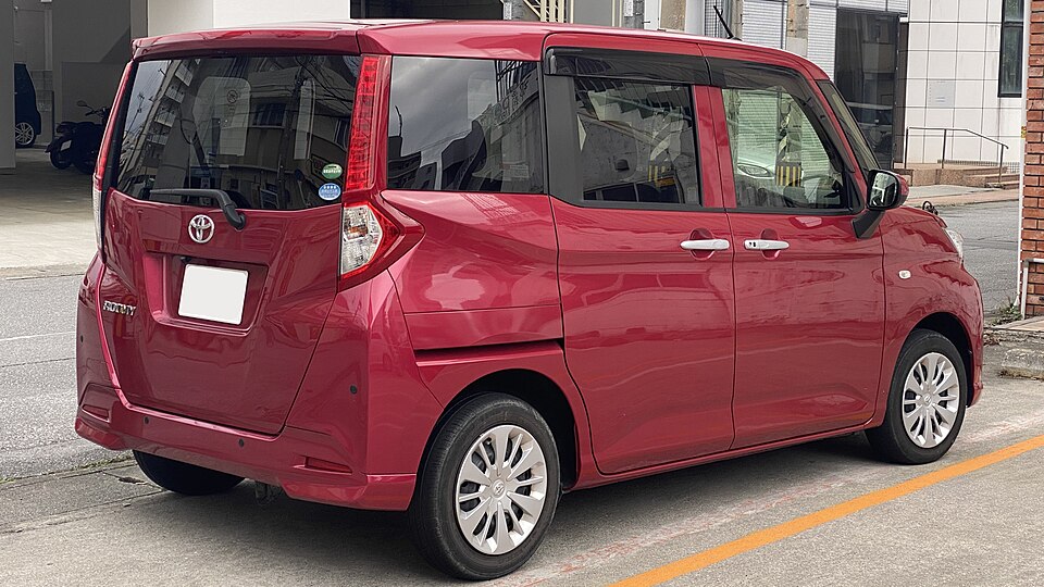 トヨタ ルーミー 初代 前期 の後方写真