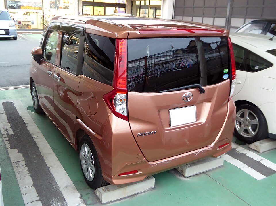 トヨタ ルーミー 初代 前期 の後方写真