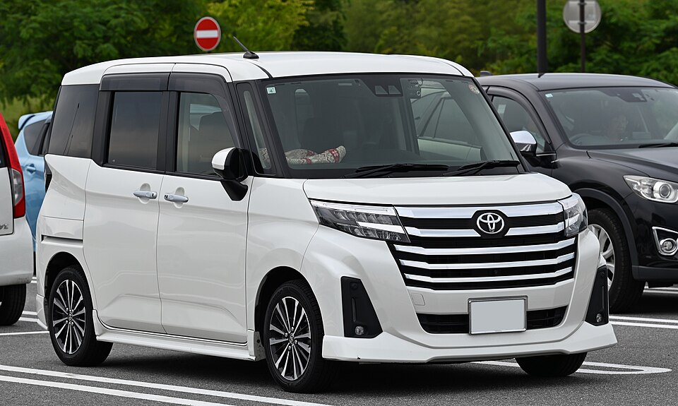 トヨタ ルーミー 初代 後期 カスタム の斜め前写真