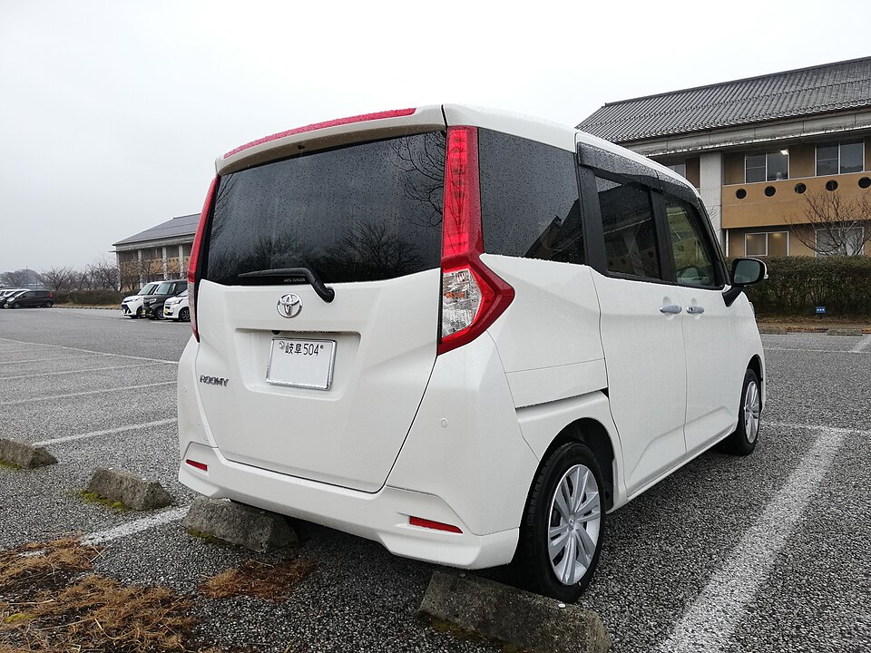 トヨタ ルーミー 初代 後期 の後方写真
