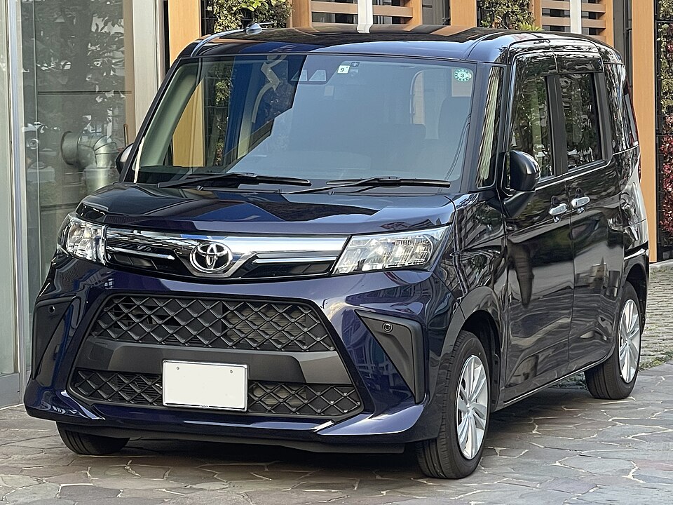 トヨタ ルーミー 初代 後期 の斜め前写真