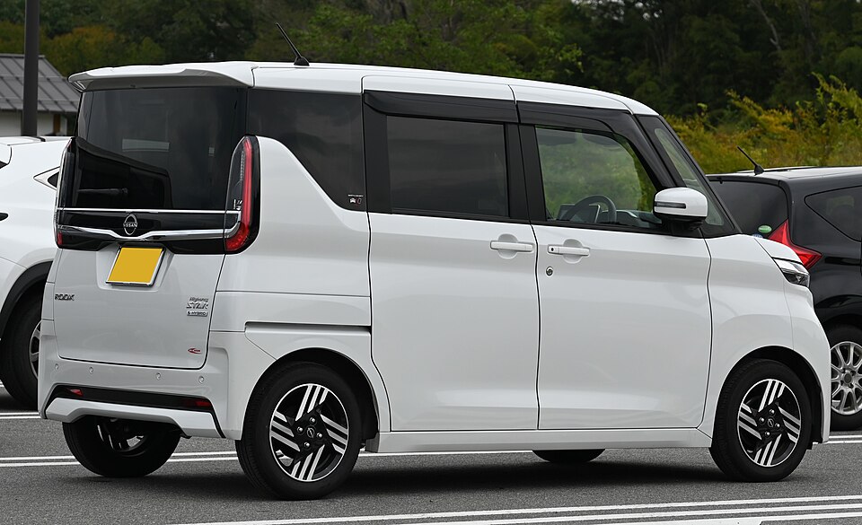 日産 ルークス 3代目 前期 ハイウェイスター の後方写真