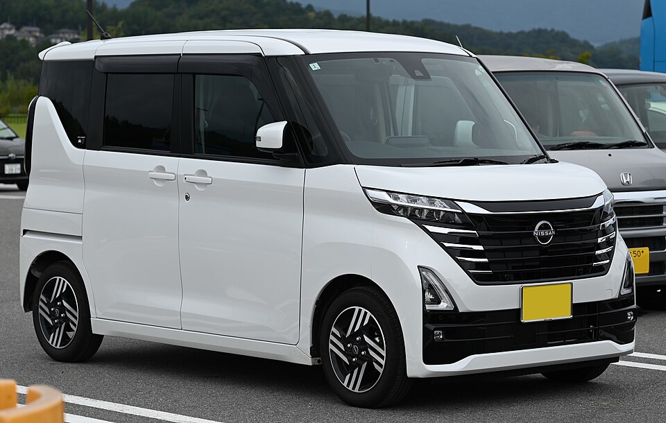 日産 ルークス 3代目 後期 ハイウェイスター の斜め前写真