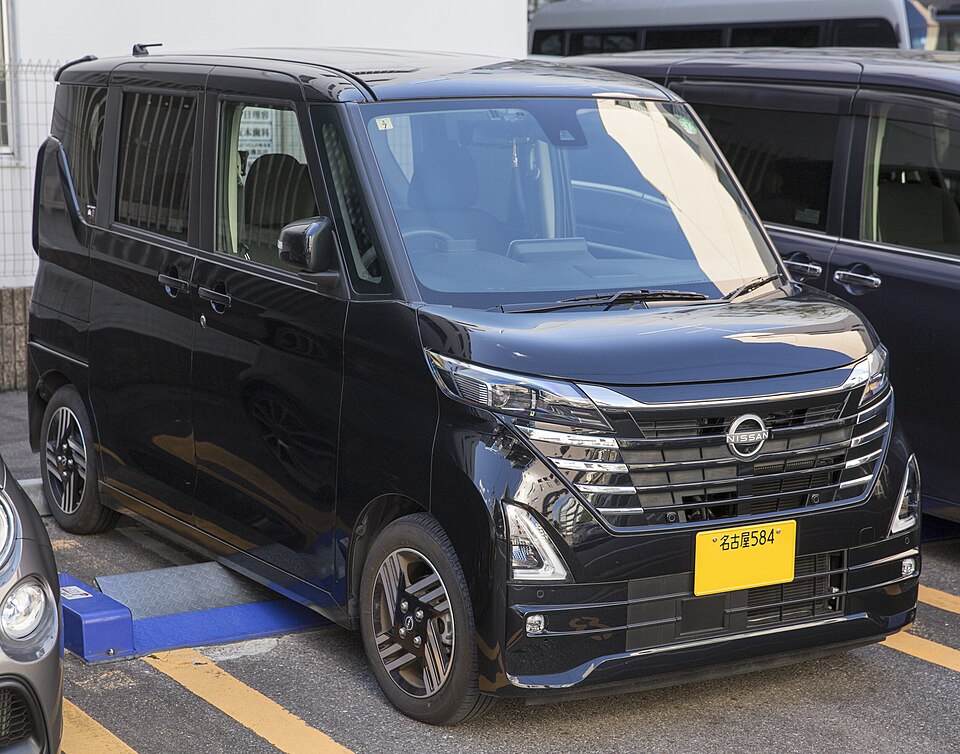 日産 ルークス 3代目 後期 ハイウェイスター の斜め前写真