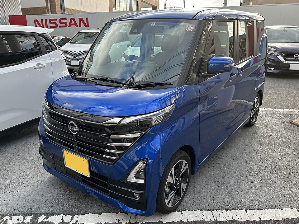 日産 ルークス 3代目 後期 ハイウェイスター の斜め前写真