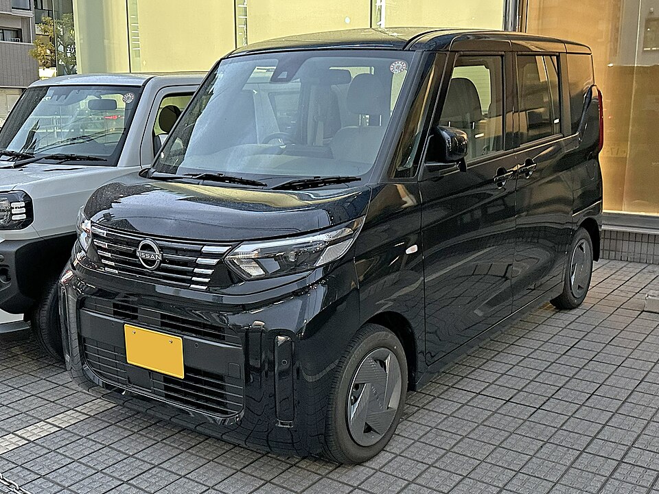 日産 ルークス 3代目 後期 の斜め前写真