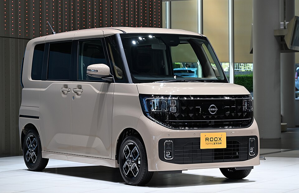 日産 ルークス 4代目 ハイウェイスター の斜め前写真