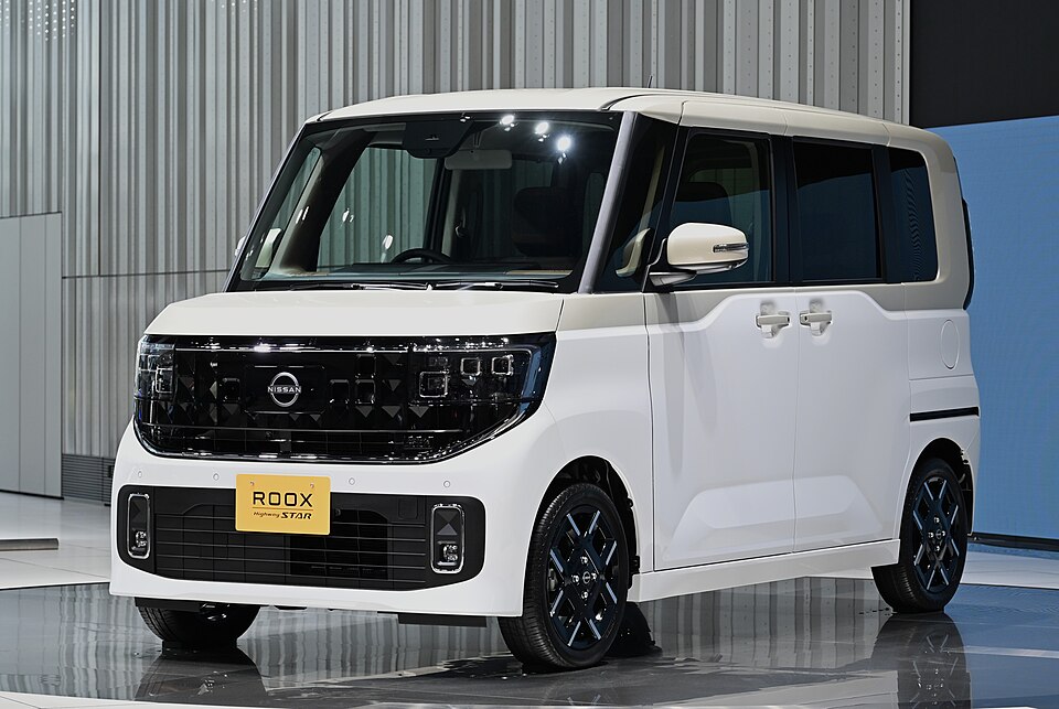 日産 ルークス 4代目 ハイウェイスター の斜め前写真