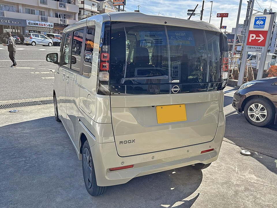 日産 ルークス 4代目 の後方写真