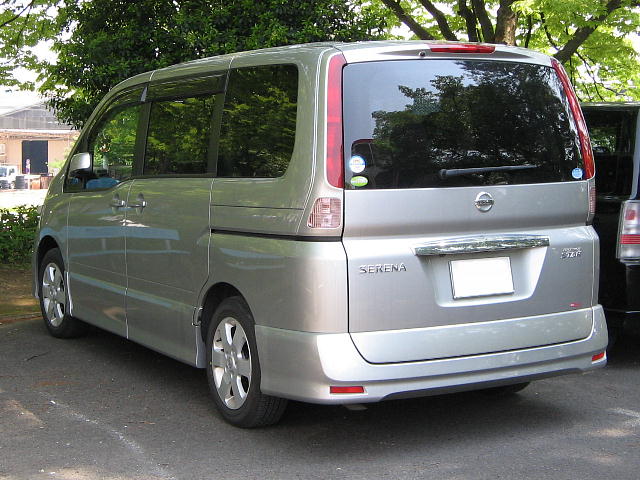 日産 セレナ 3代目 ハイウェイスター の後方写真