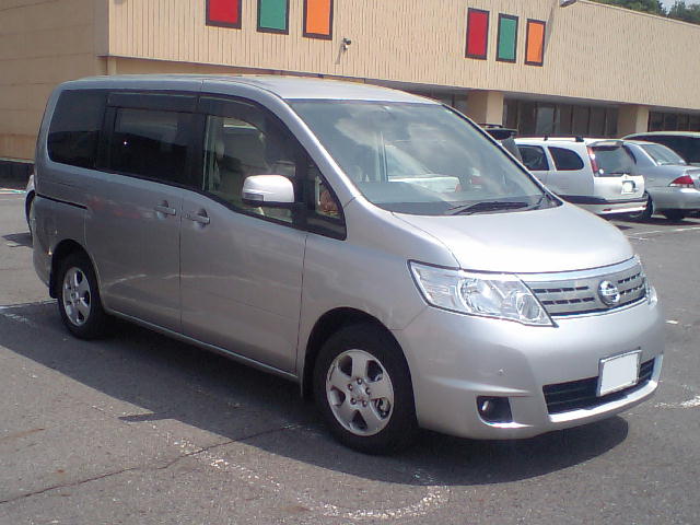 日産 セレナ 3代目 の正面写真