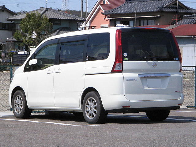 日産 セレナ 3代目 の後方写真