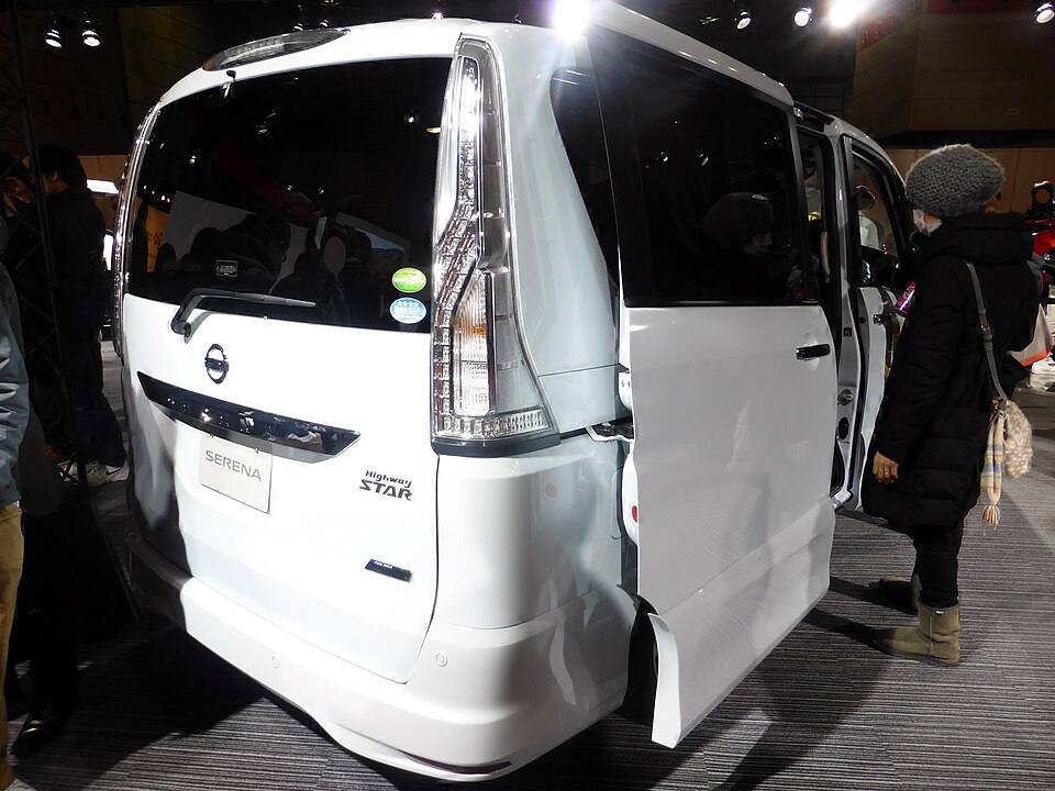 日産 セレナ 4代目 後期 ハイウェイスター の後方写真