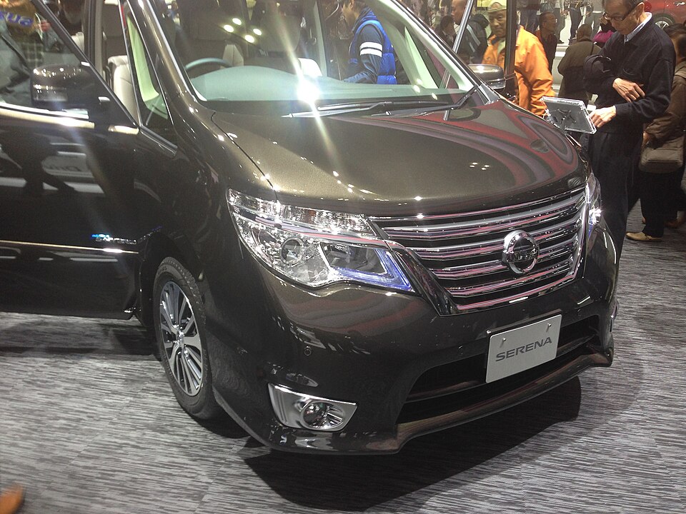 日産 セレナ 4代目 の斜め前写真