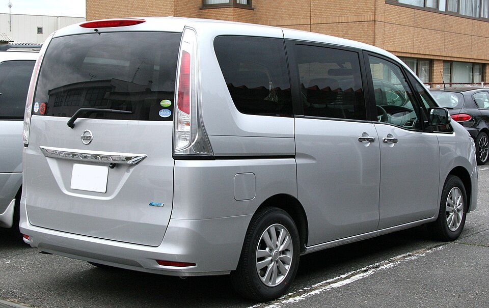 日産 セレナ 4代目 の後方写真