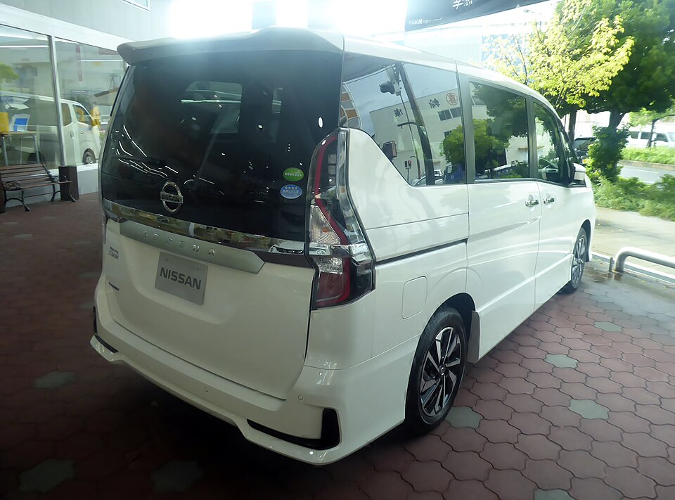 日産 セレナ 5代目 ハイウェイスター の後方写真