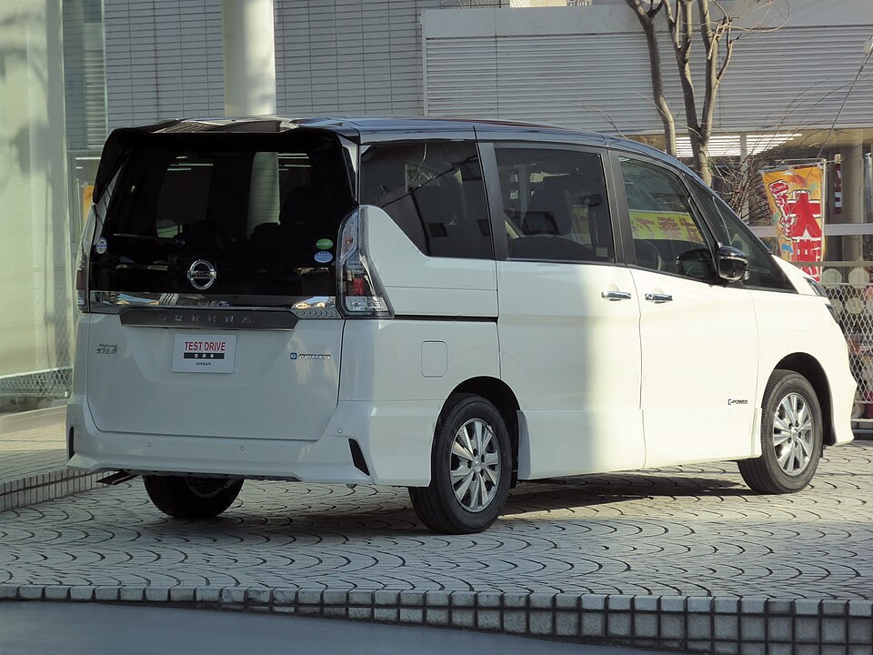 日産 セレナ 5代目 前期 ハイウェイスター の後方写真