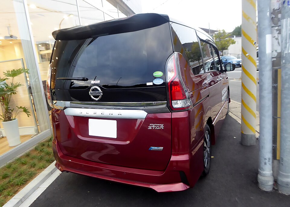 日産 セレナ 5代目 前期 ハイウェイスター の後方写真