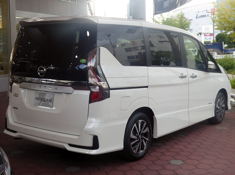 日産 セレナ 5代目 ハイウェイスター の後方写真