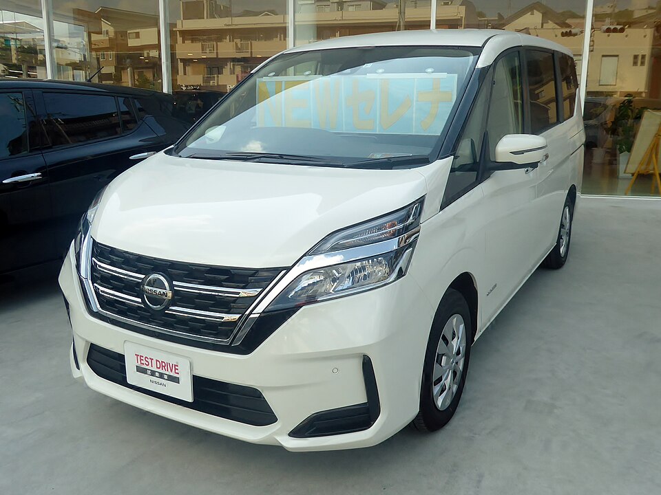 日産 セレナ 5代目 後期 の斜め前写真