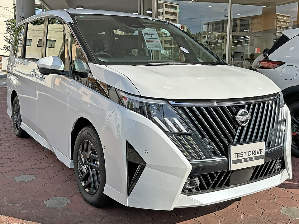日産 セレナ 6代目 ハイウェイスターV・LUXION の斜め前写真