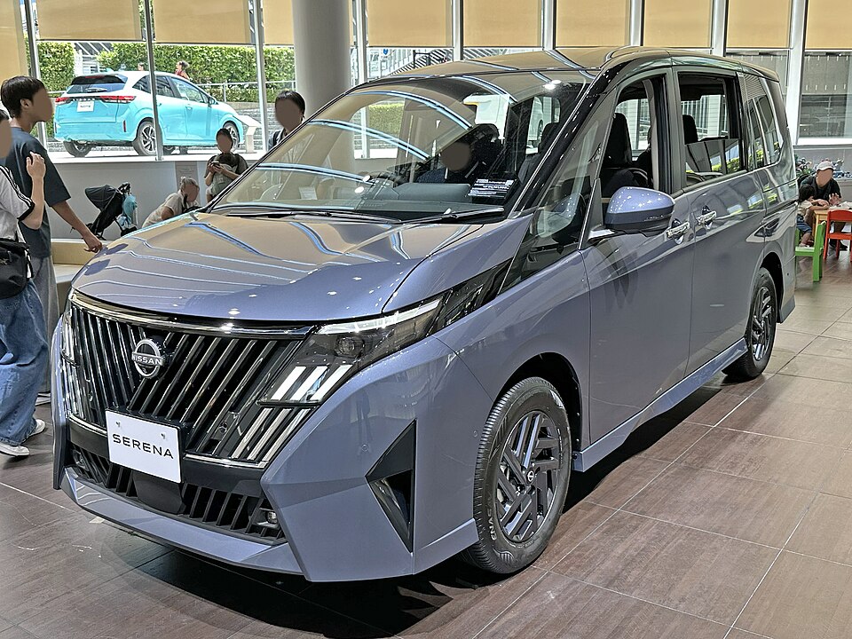 日産 セレナ 6代目 ハイウェイスターV・LUXION の斜め前写真