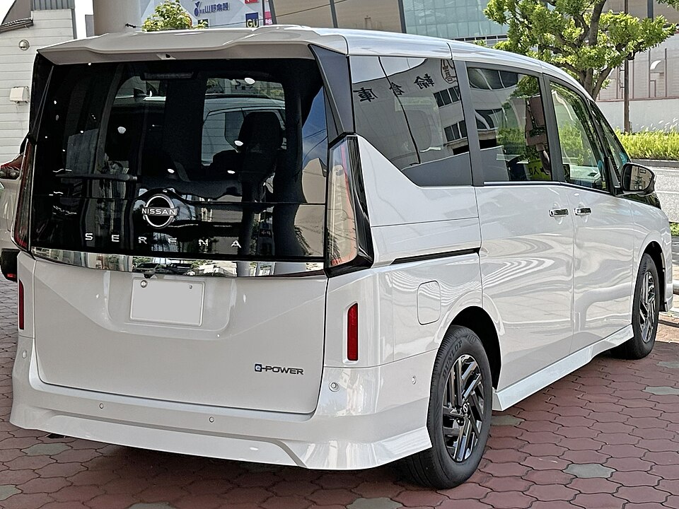 日産 セレナ 6代目 ハイウェイスターV・LUXION の後方写真