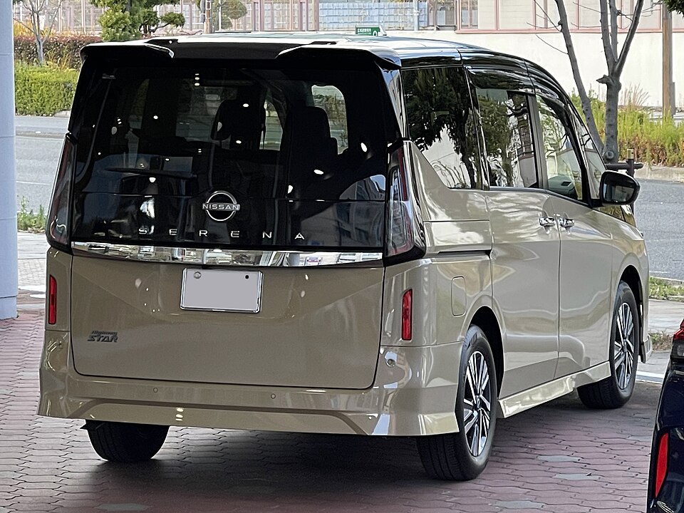 日産 セレナ 6代目 ハイウェイスター の後方写真