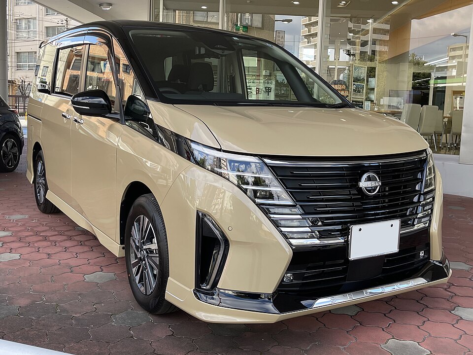 日産 セレナ 6代目 ハイウェイスター の斜め前写真
