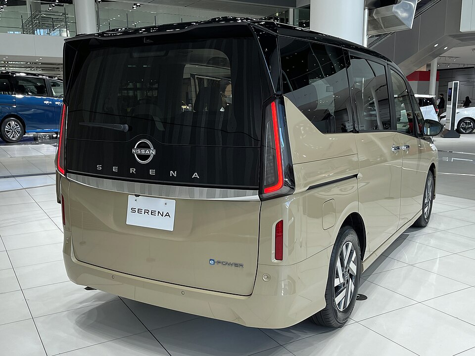 日産 セレナ 6代目 の後方写真