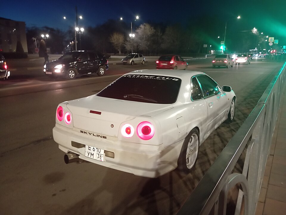 日産 スカイライン 10代目 (R34) の後方写真