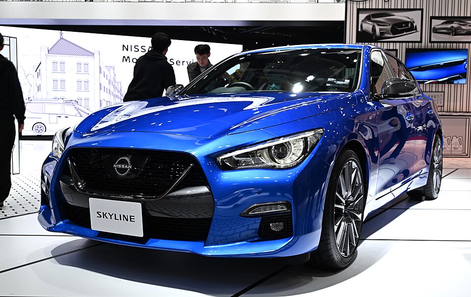 日産 スカイライン 13代目 (V37) 後期 の斜め前写真