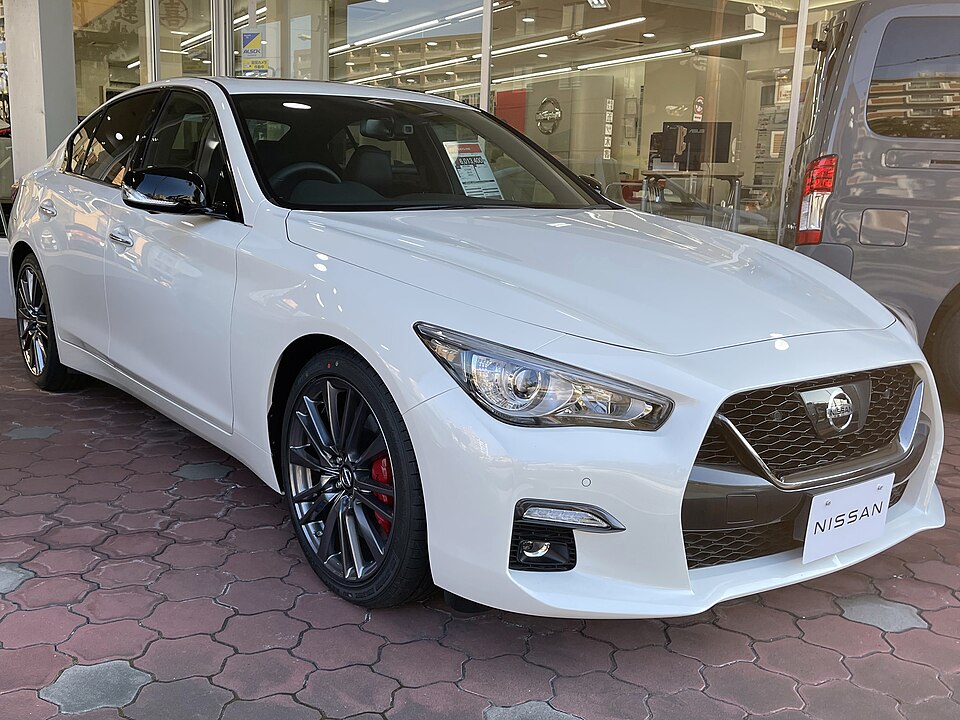 日産 スカイライン 13代目 (V37) 後期 の斜め前写真