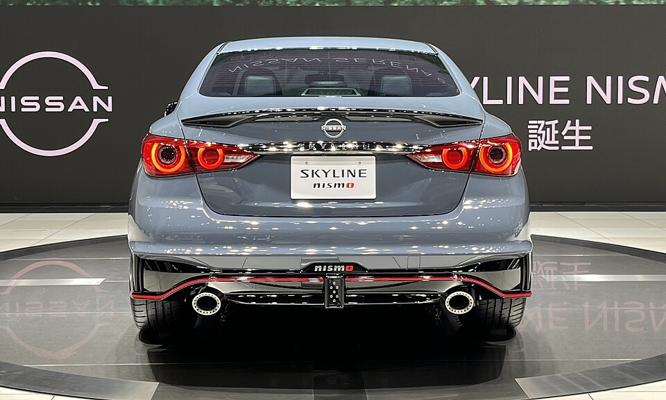 日産 スカイライン 13代目 (V37) NISMO の後方写真