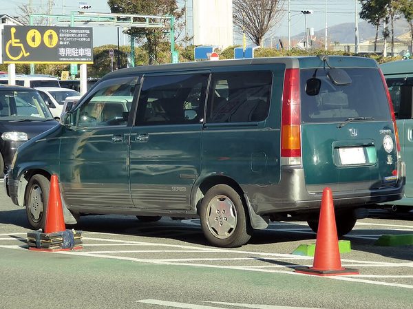 ステップワゴン 初代 の後方写真