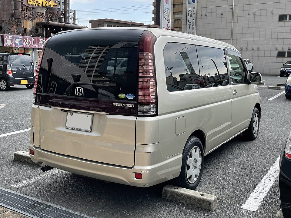 ホンダ ステップワゴン 2代目 の後方写真