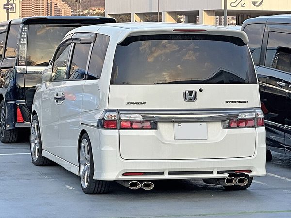 ステップワゴン 3代目 スパーダ の後方写真