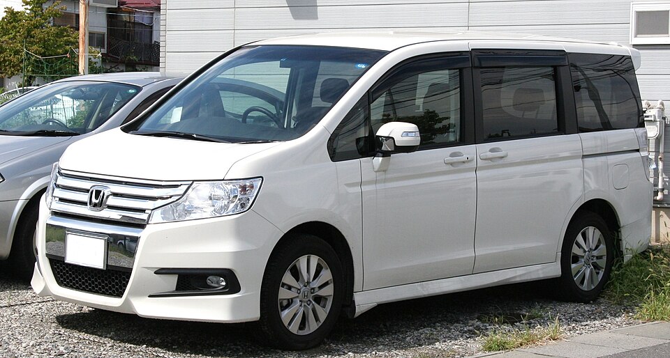 ホンダ ステップワゴン 4代目 スパーダ の斜め前写真
