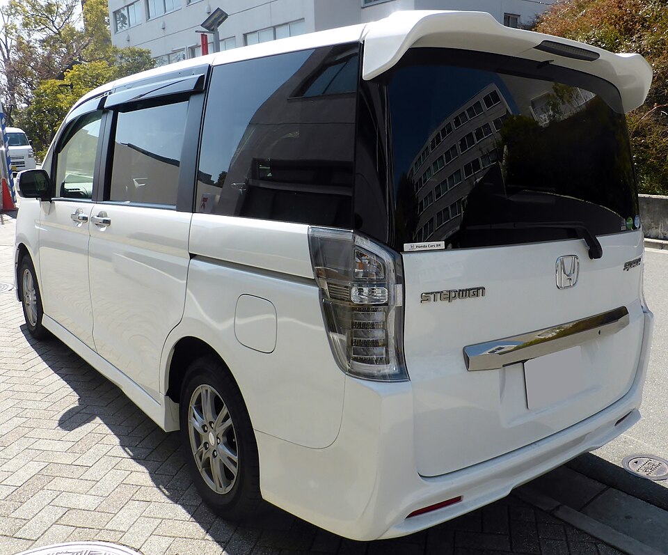 ホンダ ステップワゴン 4代目 スパーダ の後方写真