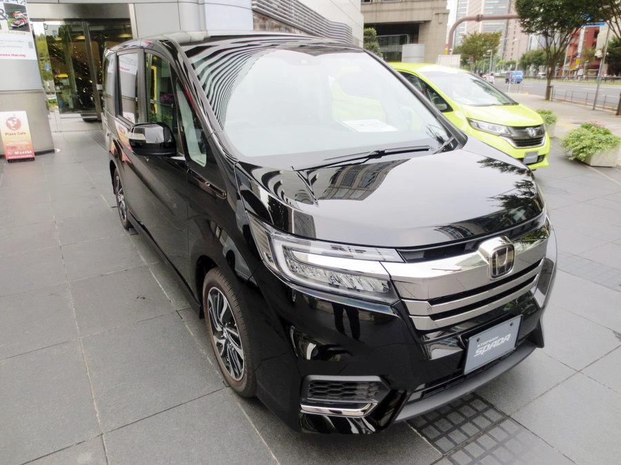 ホンダ ステップワゴン 5代目 スパーダ の斜め前写真
