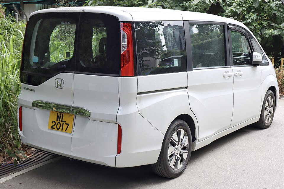 ホンダ ステップワゴン 5代目 の後方写真
