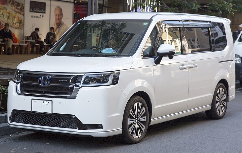 ホンダ ステップワゴン 6代目 の斜め前写真